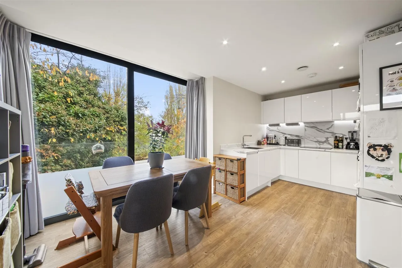 Frazer Nash Close, Isleworth, photo 4