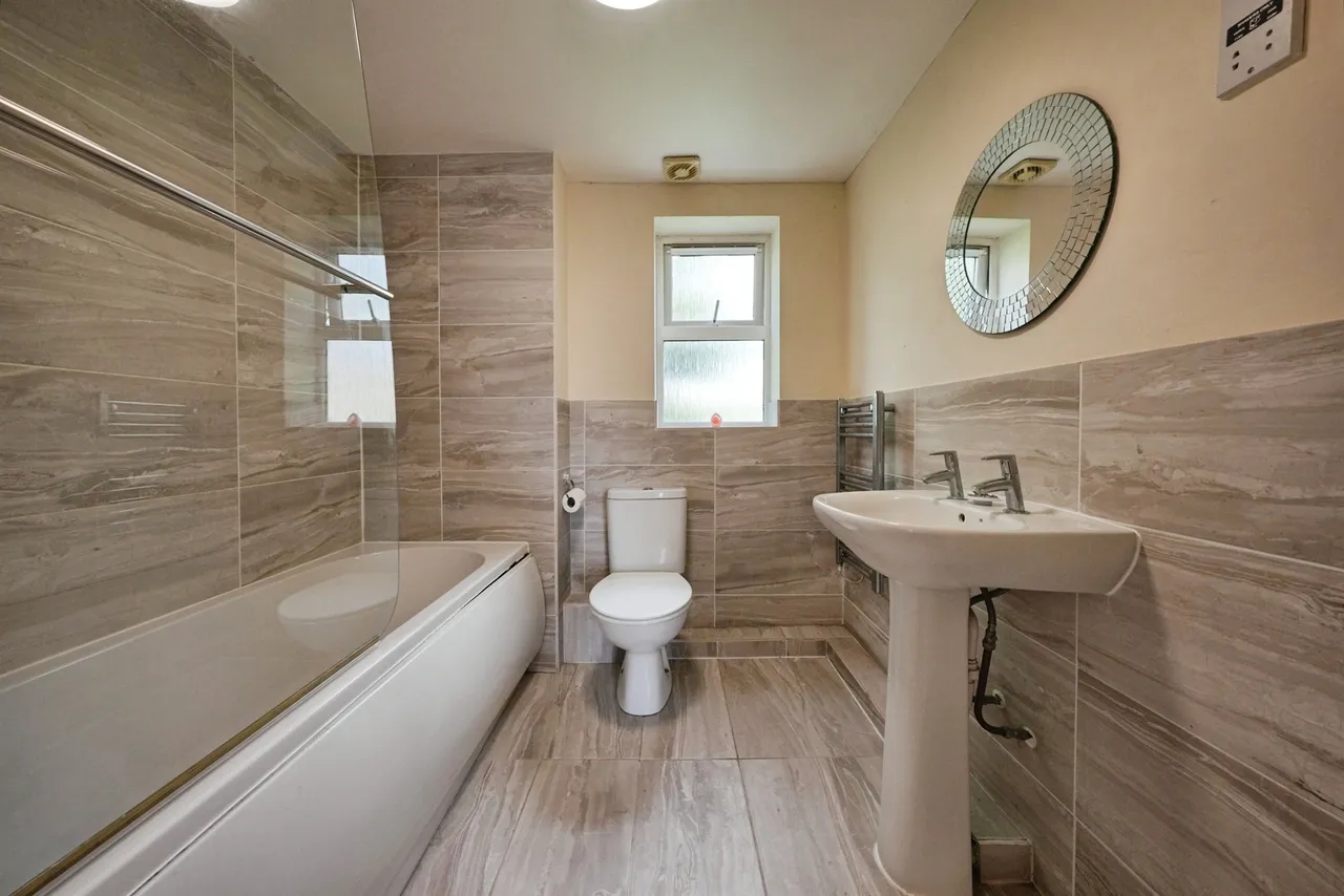 Grouse Road, SN11, photo 5