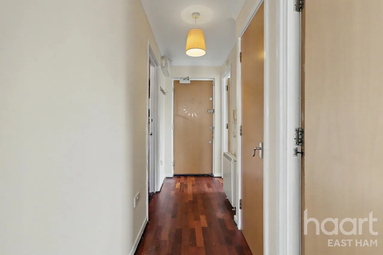 Queensberry Place, London, E12, photo 2