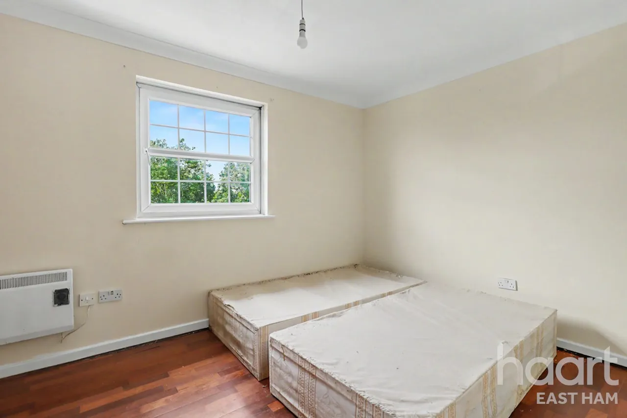 Queensberry Place, London, E12, photo 5