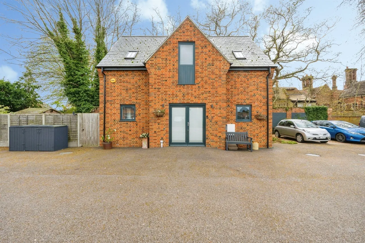3 bed house for sale, Church Lane, Bedford, MK41