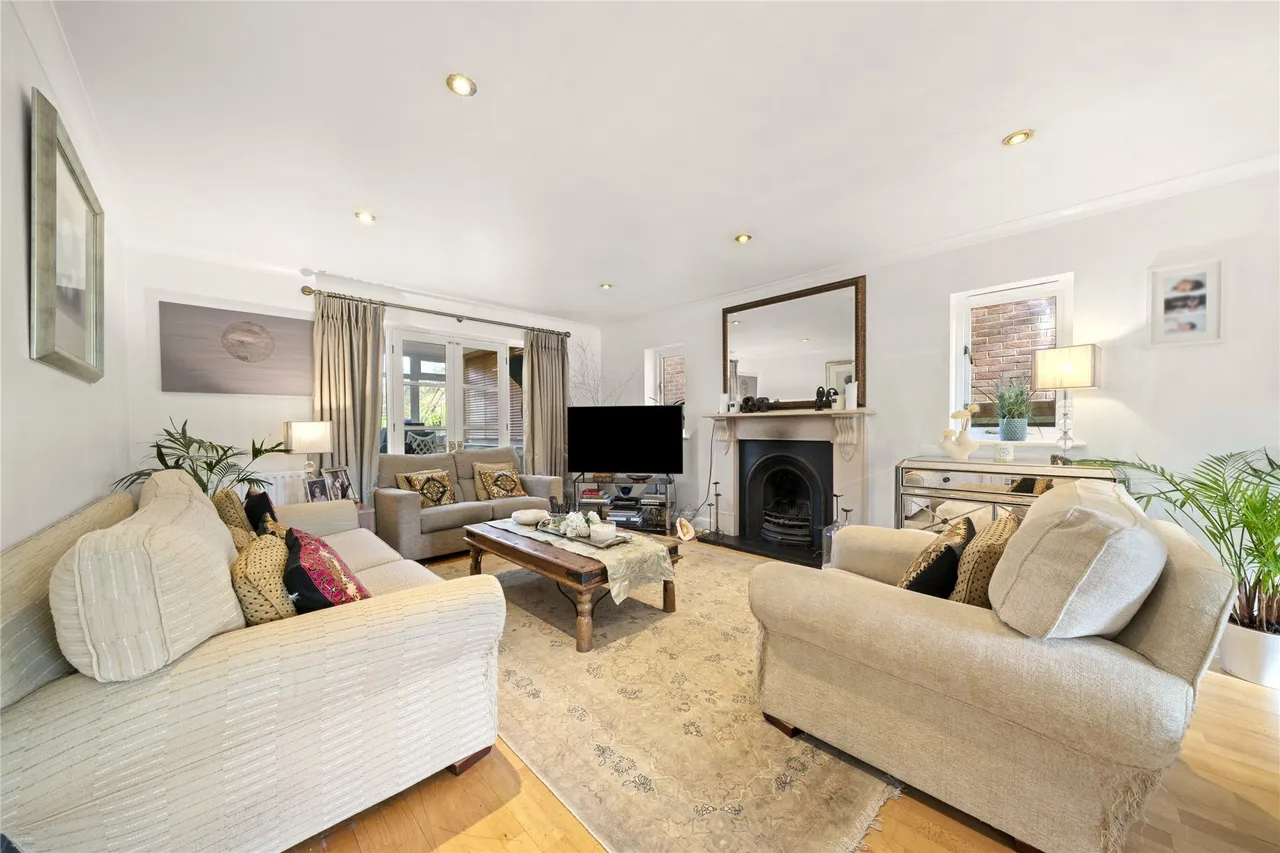 St. Leonards Road, Claygate, Esher, Surrey, KT10, photo 2