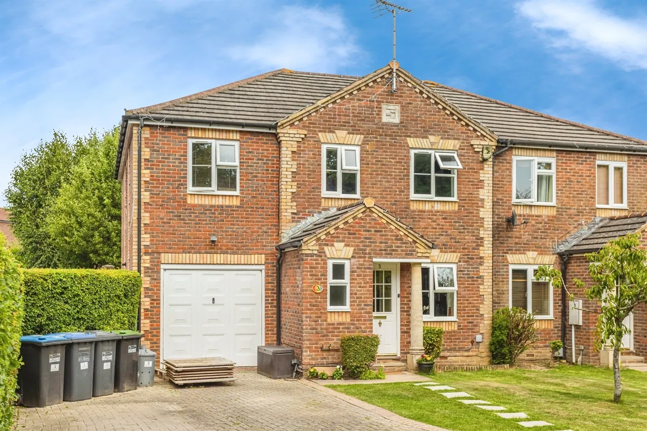 5 bed house for sale — Robin Road, Burgess Hill
