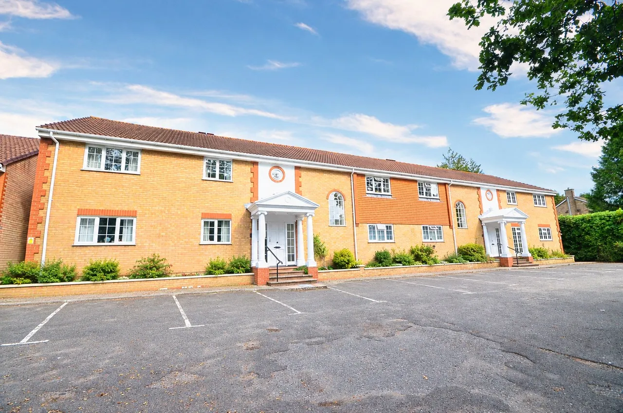 2 bed flat for sale, St Barnabas Court, Pound Hill, RH10