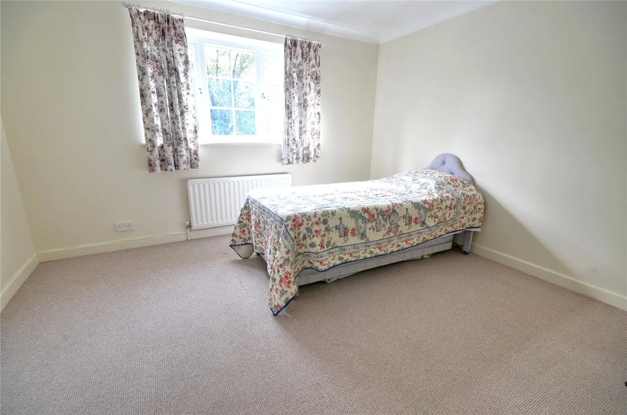 St Barnabas Court, Pound Hill, RH10, photo 4