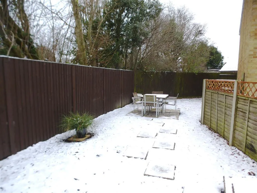 Beeches Crescent, RH10, photo 2
