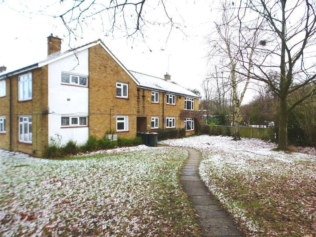 2 bed flat to rent, Beeches Crescent, RH10