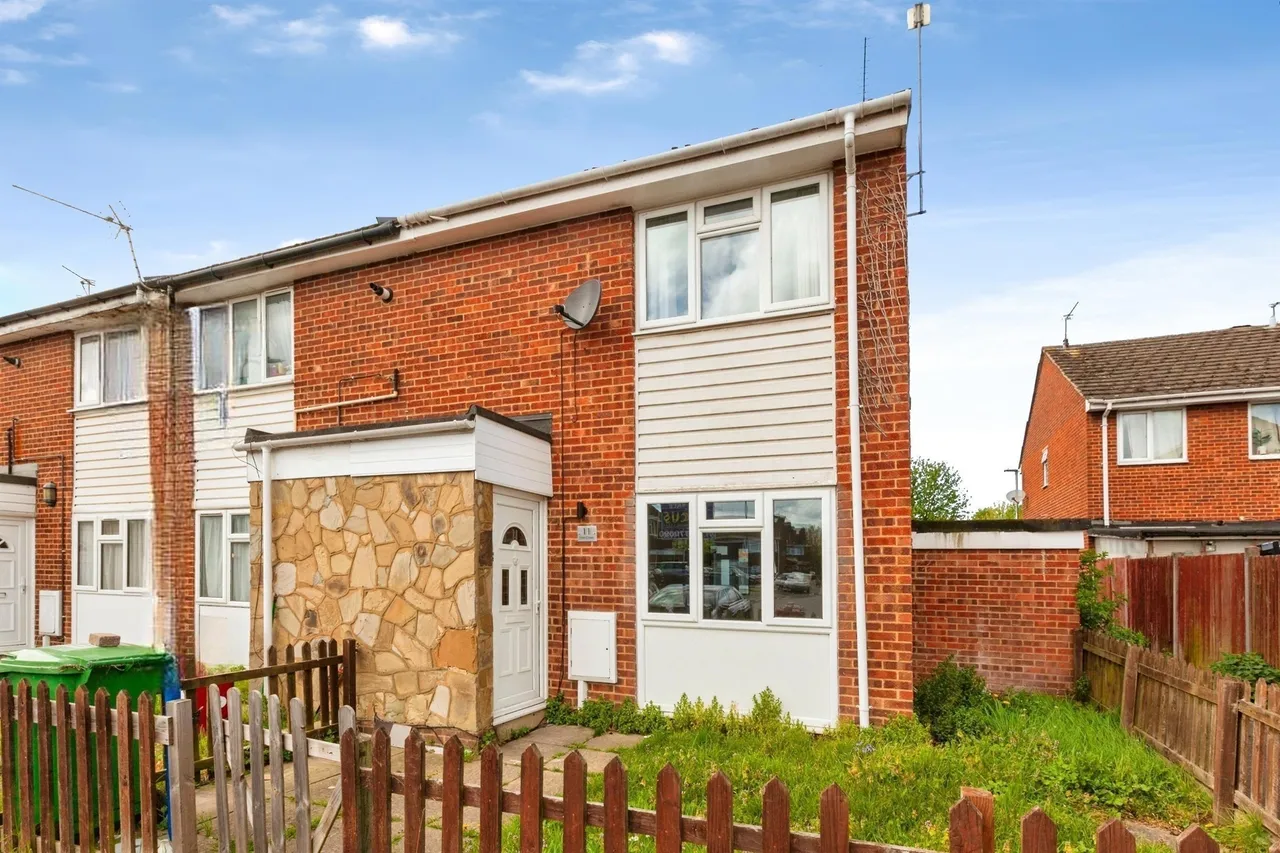 3 bed house for sale — Dart Close, Slough