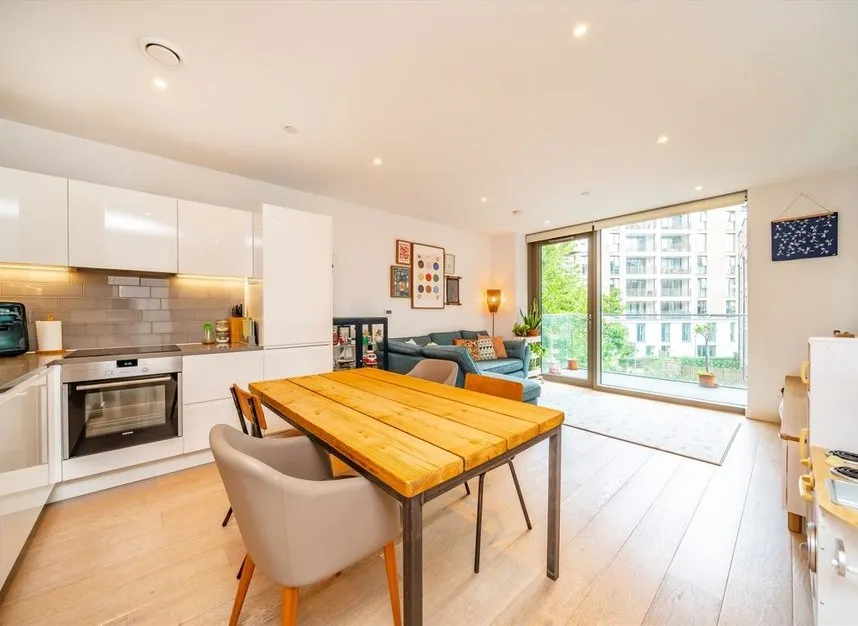 Schooner Road, E16, photo 2