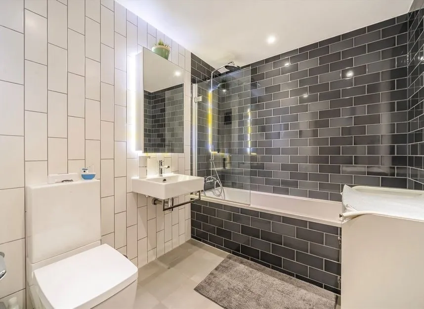 Schooner Road, E16, photo 8
