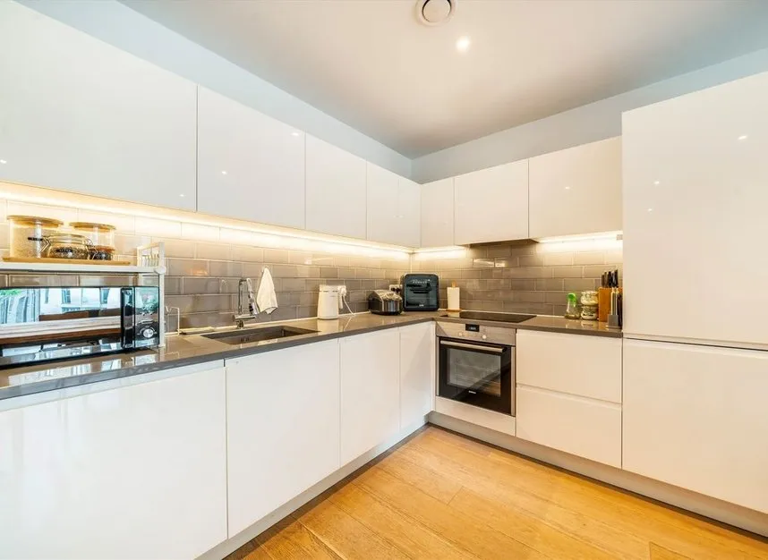 Schooner Road, E16, photo 3