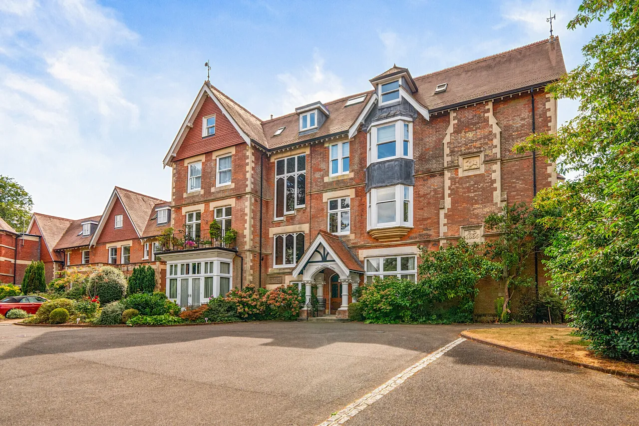 3 bed flat for sale — Coopers Hill Road, Redhill, RH1