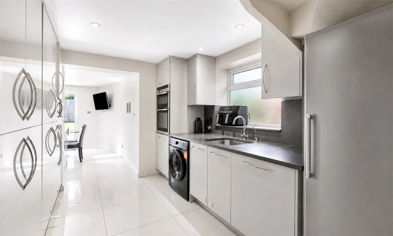 Wavendene Avenue, Egham, TW20, photo 4