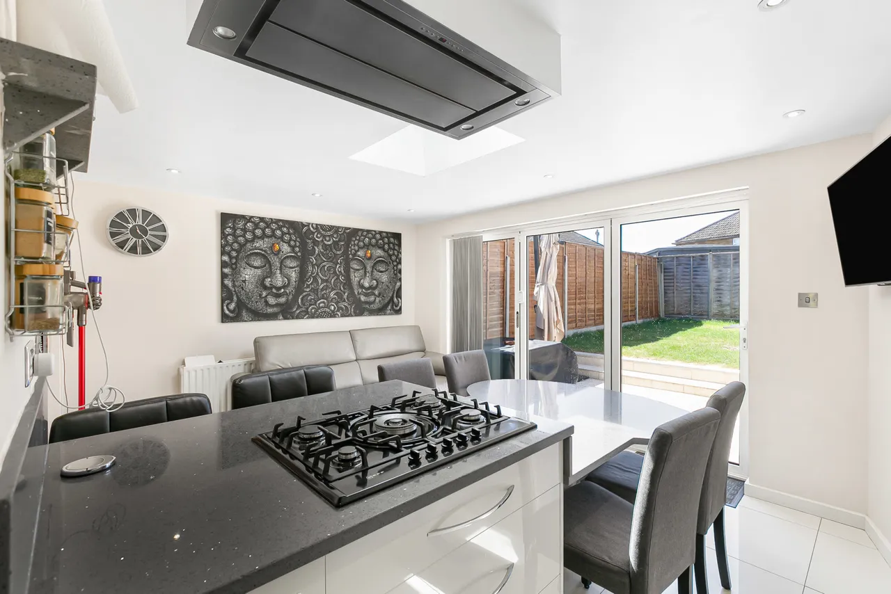Wavendene Avenue, Egham, TW20, photo 13