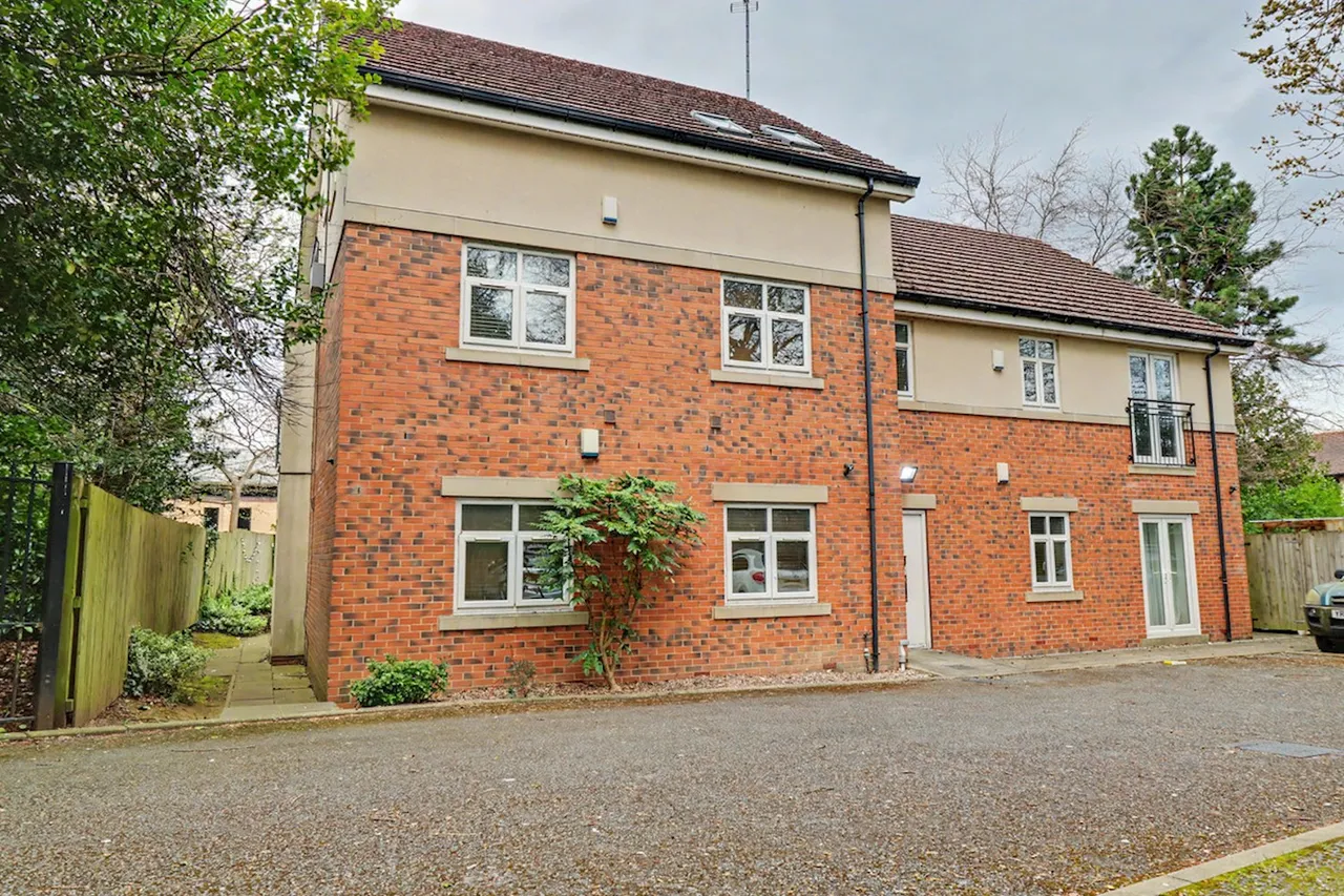 2 bed flat for sale, Scott Hall Way, Leeds, LS7