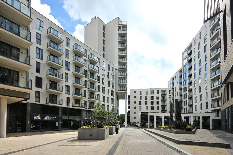 2 bed flat to rent, Guildford Road, Woking, GU22