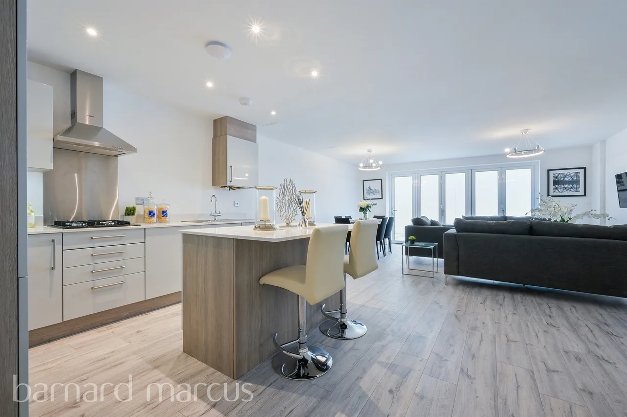 2 bed flat for sale — Hartfield Road, London
