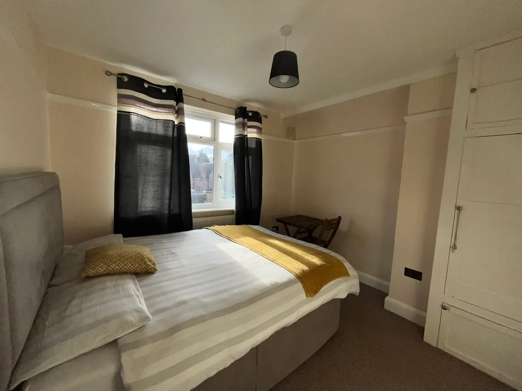 London Road, Aston Clinton, HP22, photo 4