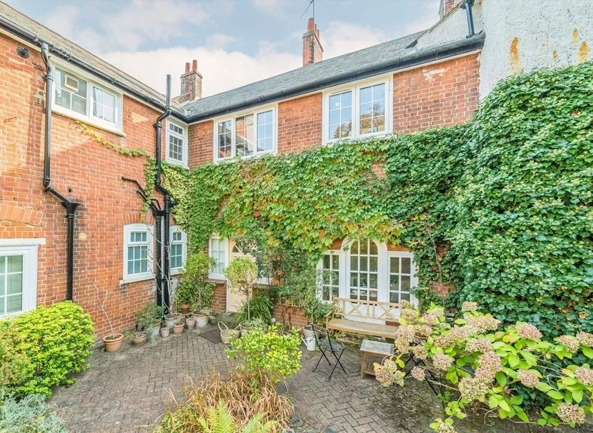 1 bed flat for sale, Hook Road, Surbiton, KT6