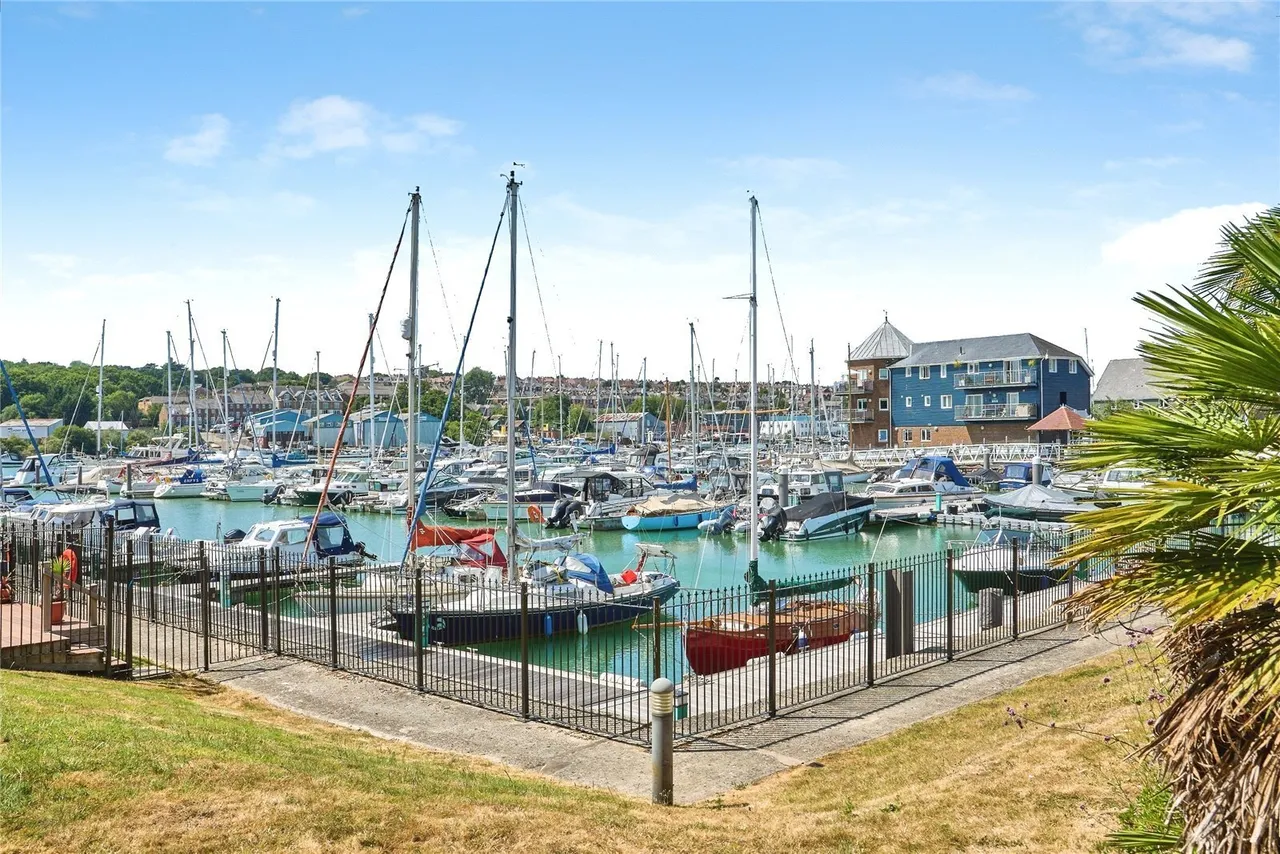 Medina View, East Cowes, PO32, photo 12