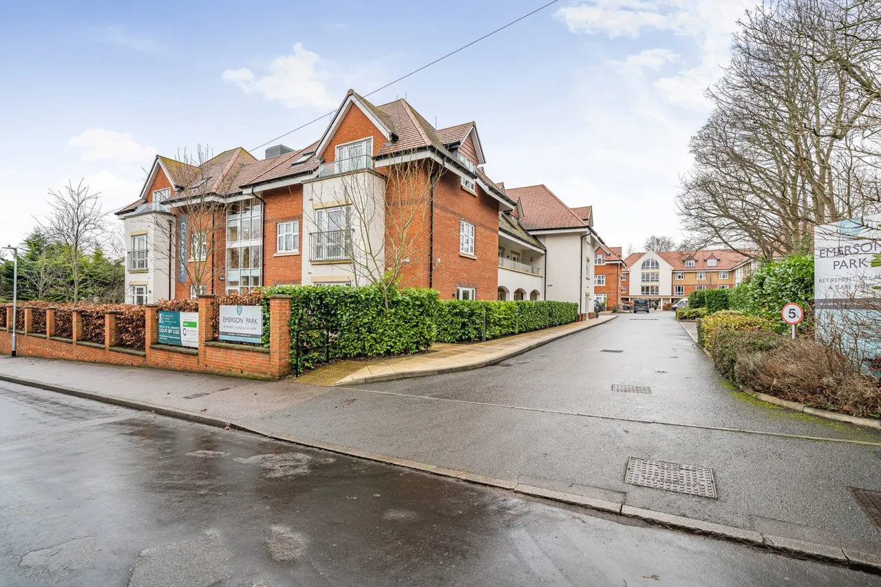 2 bed flat for sale — Rowhill Road, Swanley, BR8