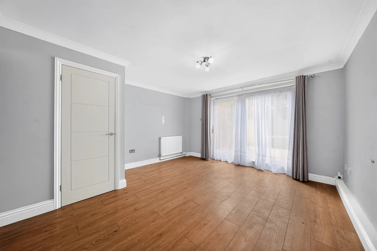 Milton Gardens, Staines-Upon-Thames, TW19, photo 2