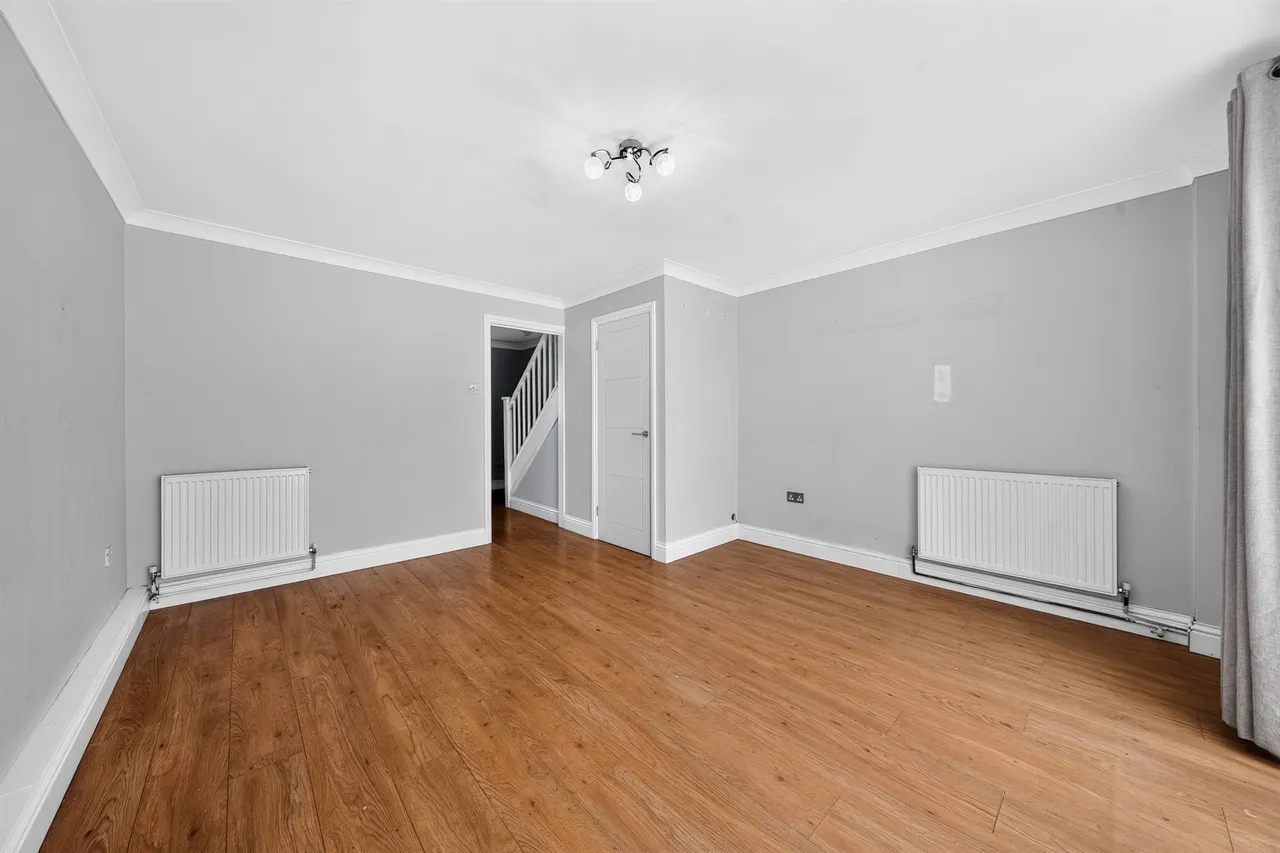 Milton Gardens, Staines-Upon-Thames, TW19, photo 3