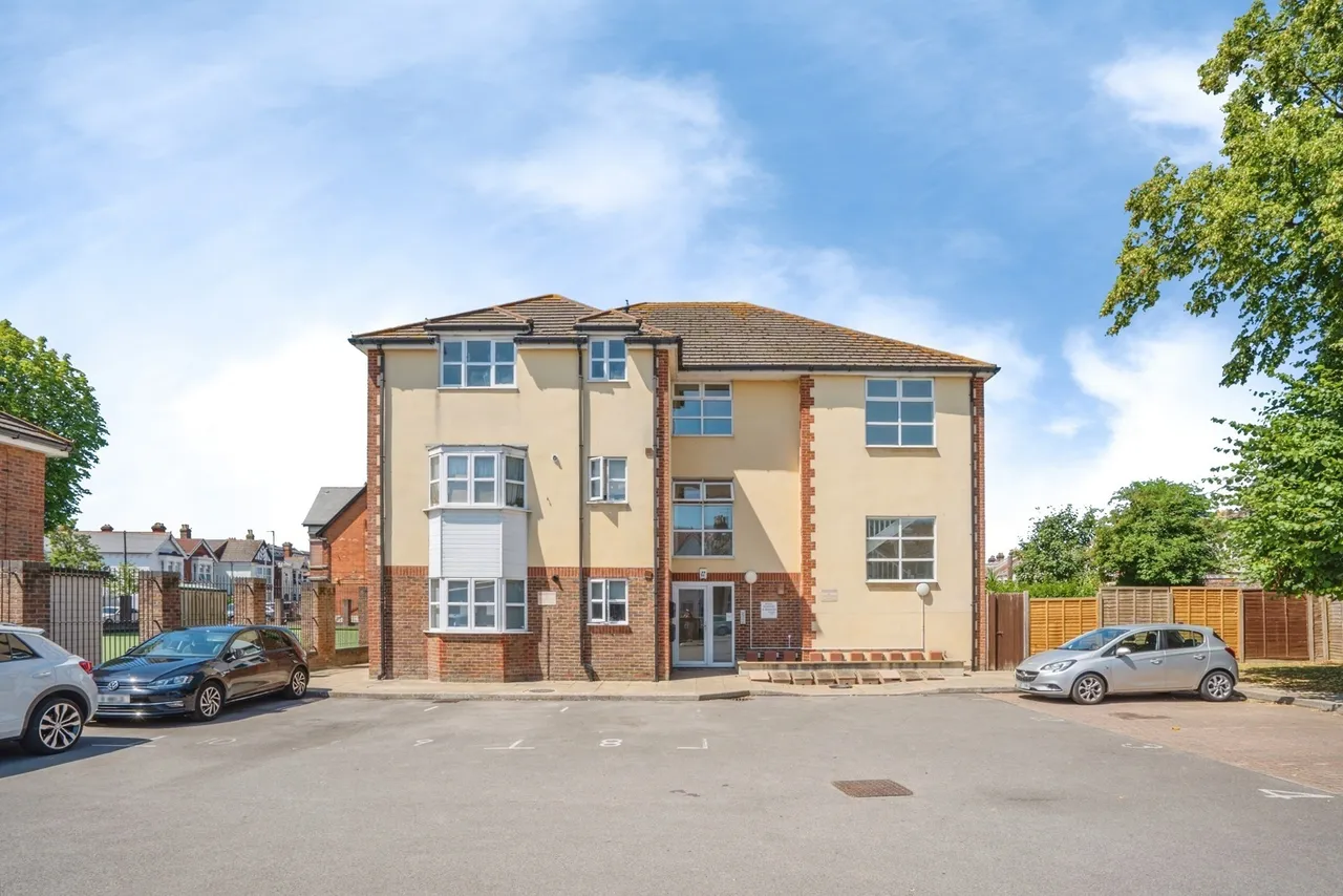 2 bed flat for sale, Strawberry Green, Portsmouth, PO2