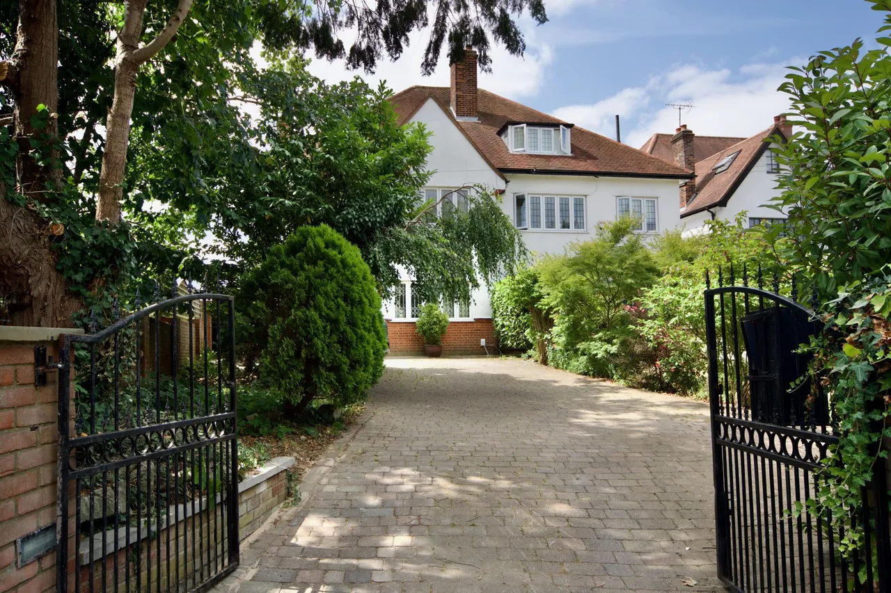 High Street, London, N14, photo 23