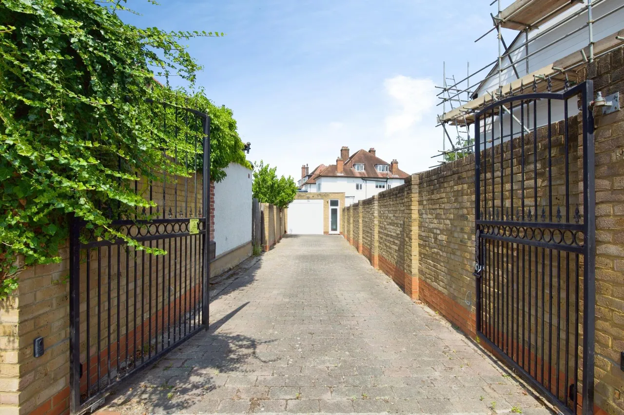 High Street, London, N14, photo 21