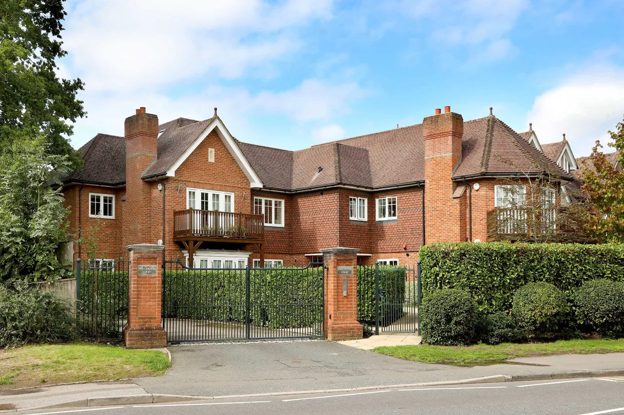 2 bed flat for sale, Station Road, Beaconsfield, HP9