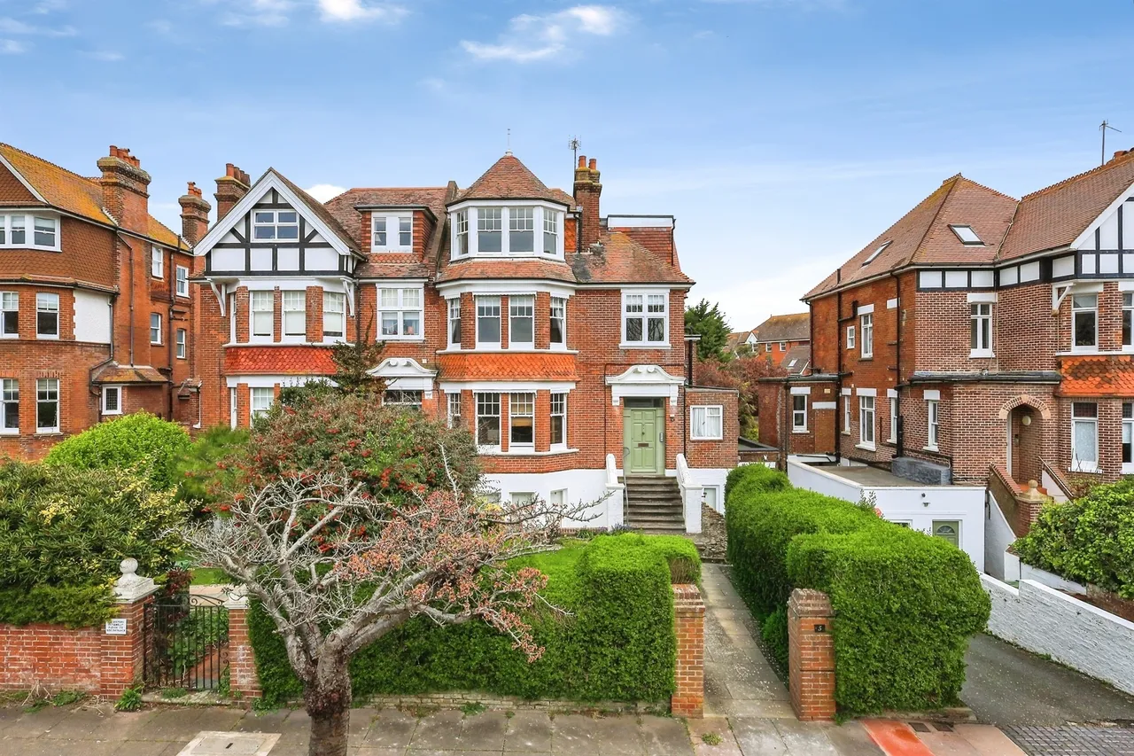 2 bed flat for sale — Darley Road, Eastbourne