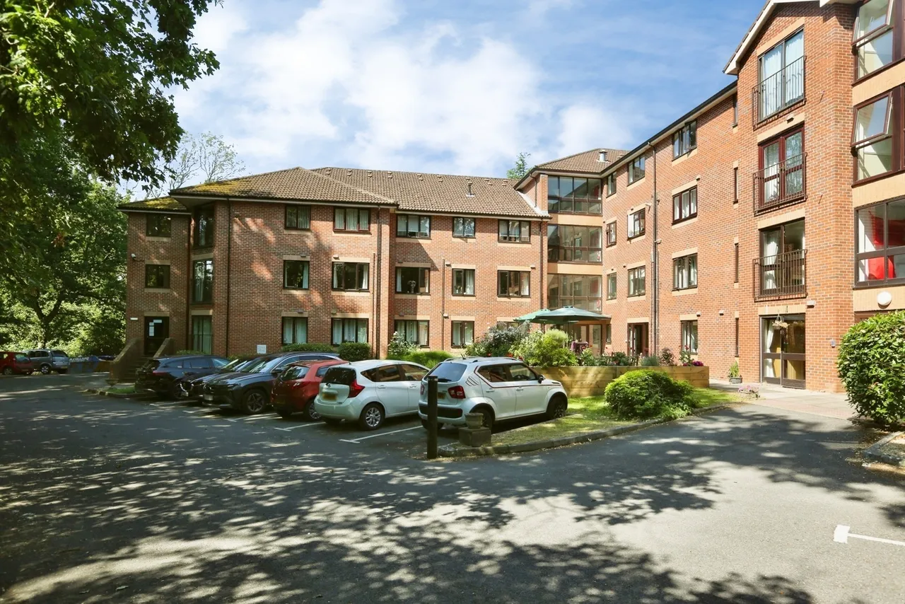2 bed flat for sale, Winchester Road, Chandler's Ford, SO53