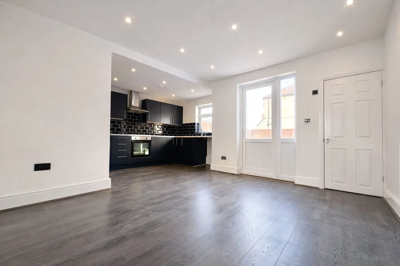 Central Avenue, Nuneaton, Warwickshire, CV11, photo 2
