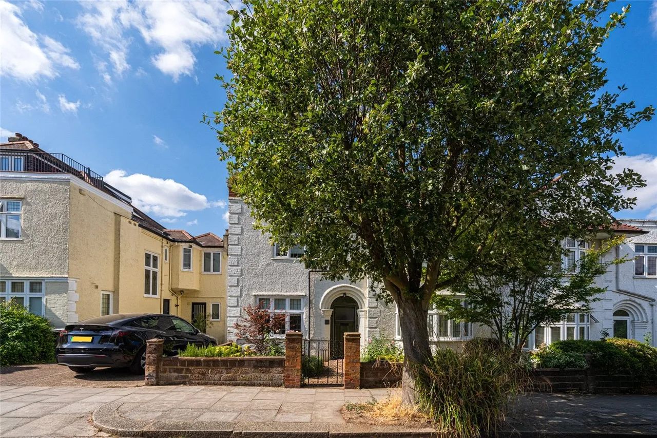 4 bed flat for sale — Menelik Road, London, NW2
