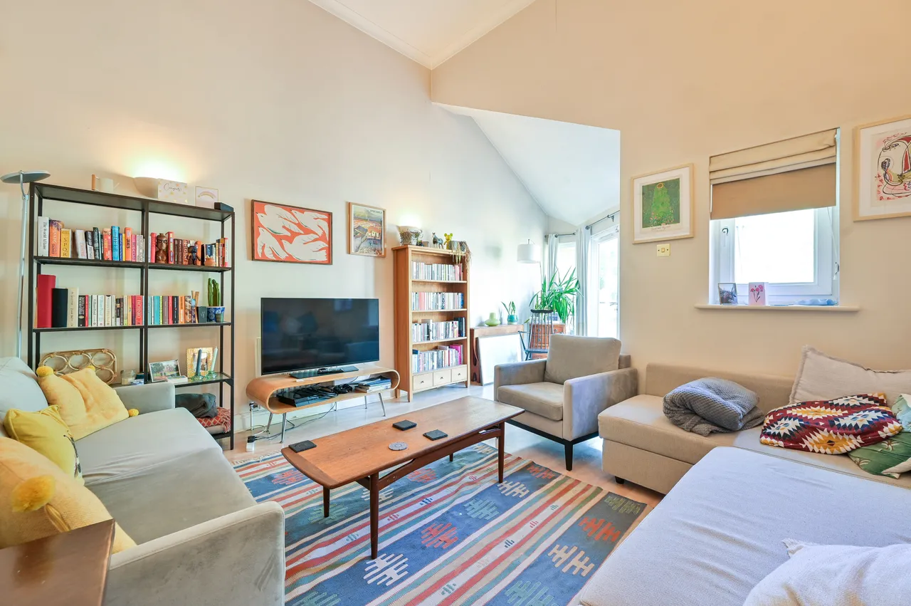 14 Woodland Crescent, London, photo 2
