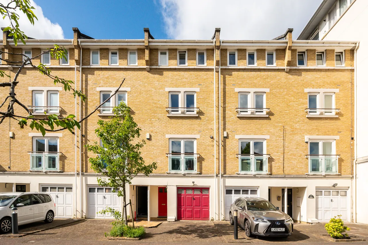 3 bed house for sale — 14 Woodland Crescent, London