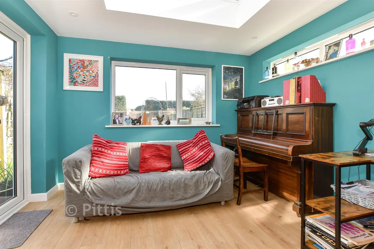 Staplers Road, Newport, PO30, photo 9