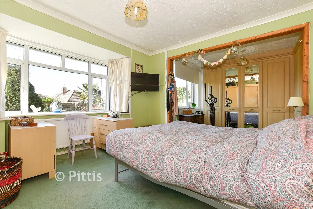 Staplers Road, Newport, PO30, photo 10