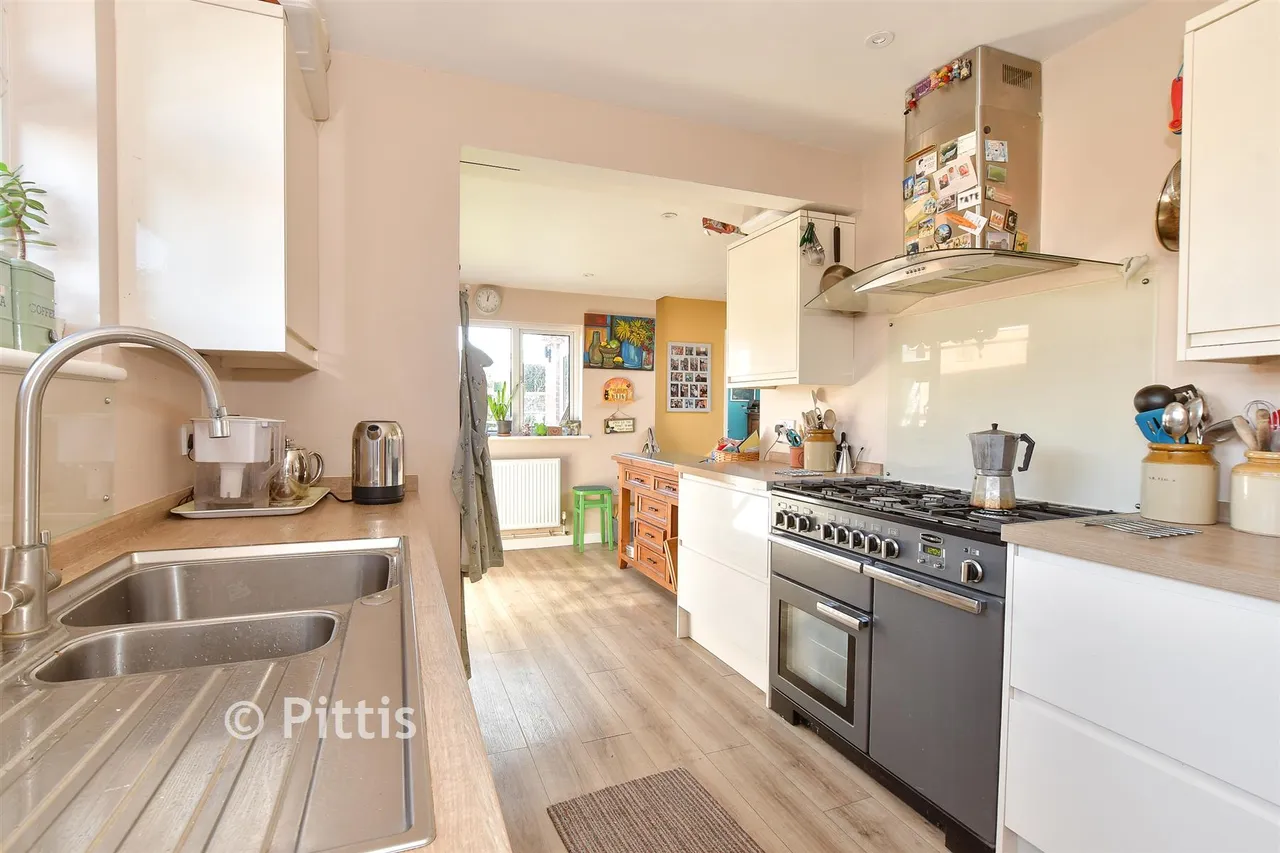 Staplers Road, Newport, PO30, photo 5