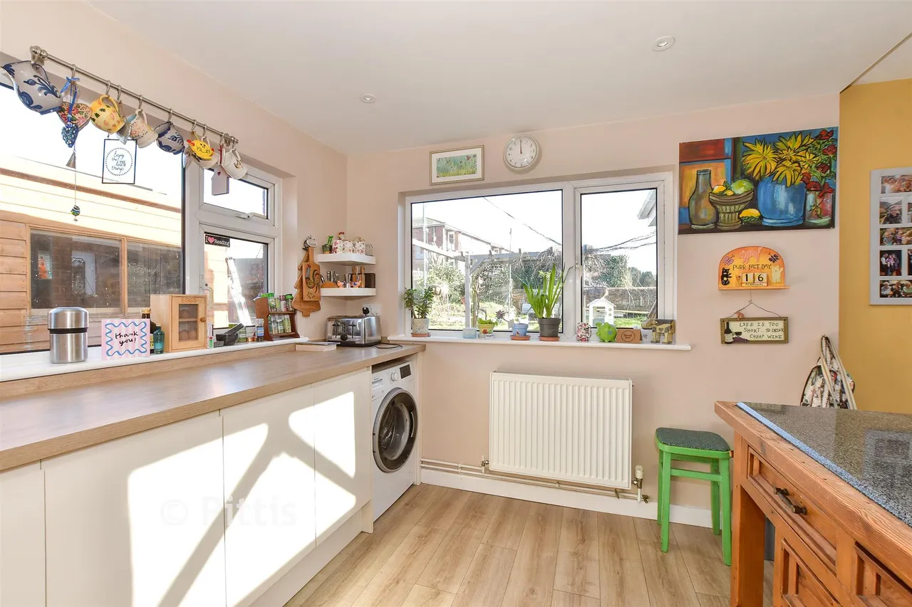 Staplers Road, Newport, PO30, photo 8