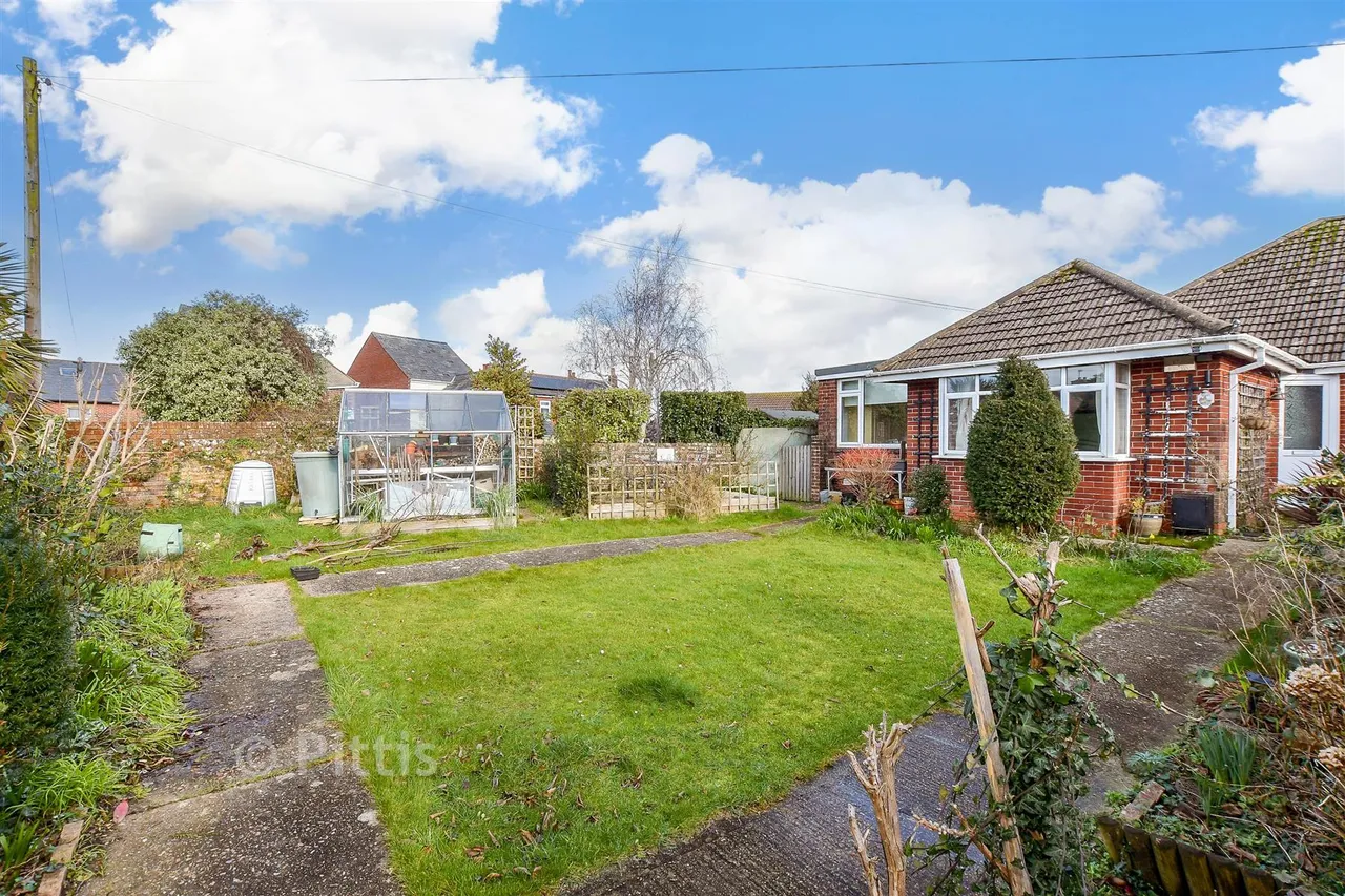 Staplers Road, Newport, PO30, photo 13