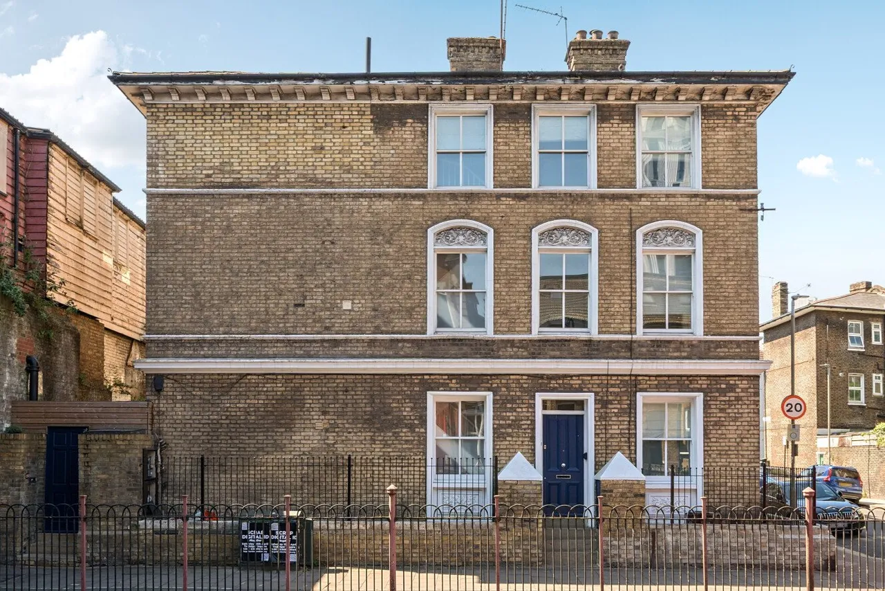Queenstown Road, Battersea, London, SW8, photo 2