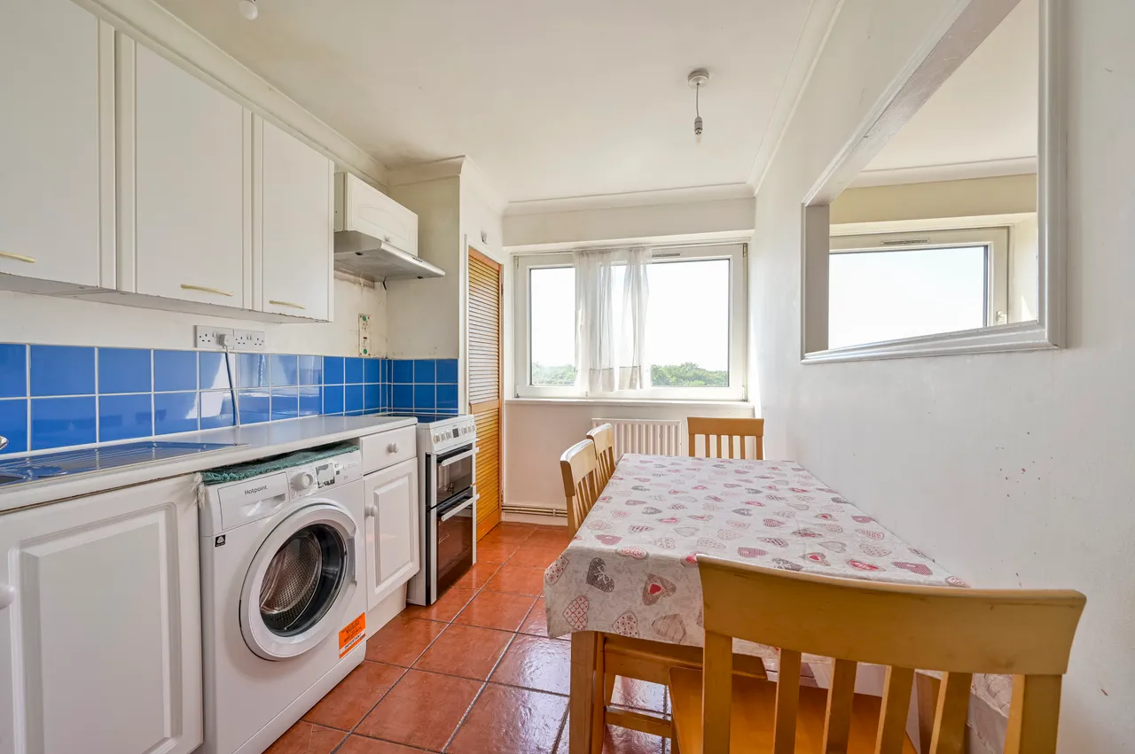 32 Hindhead Point, Wanborough Drive, London, photo 2