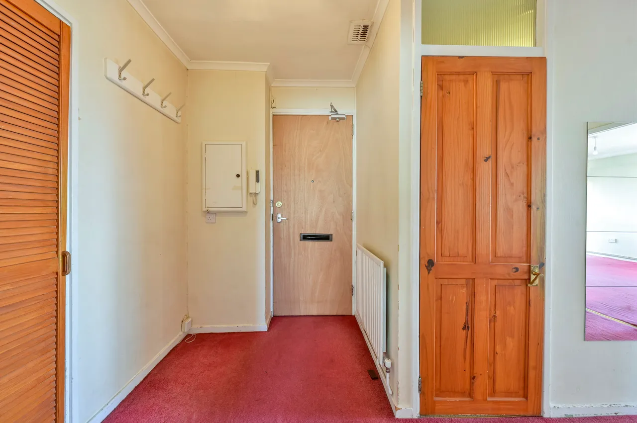 32 Hindhead Point, Wanborough Drive, London, photo 8