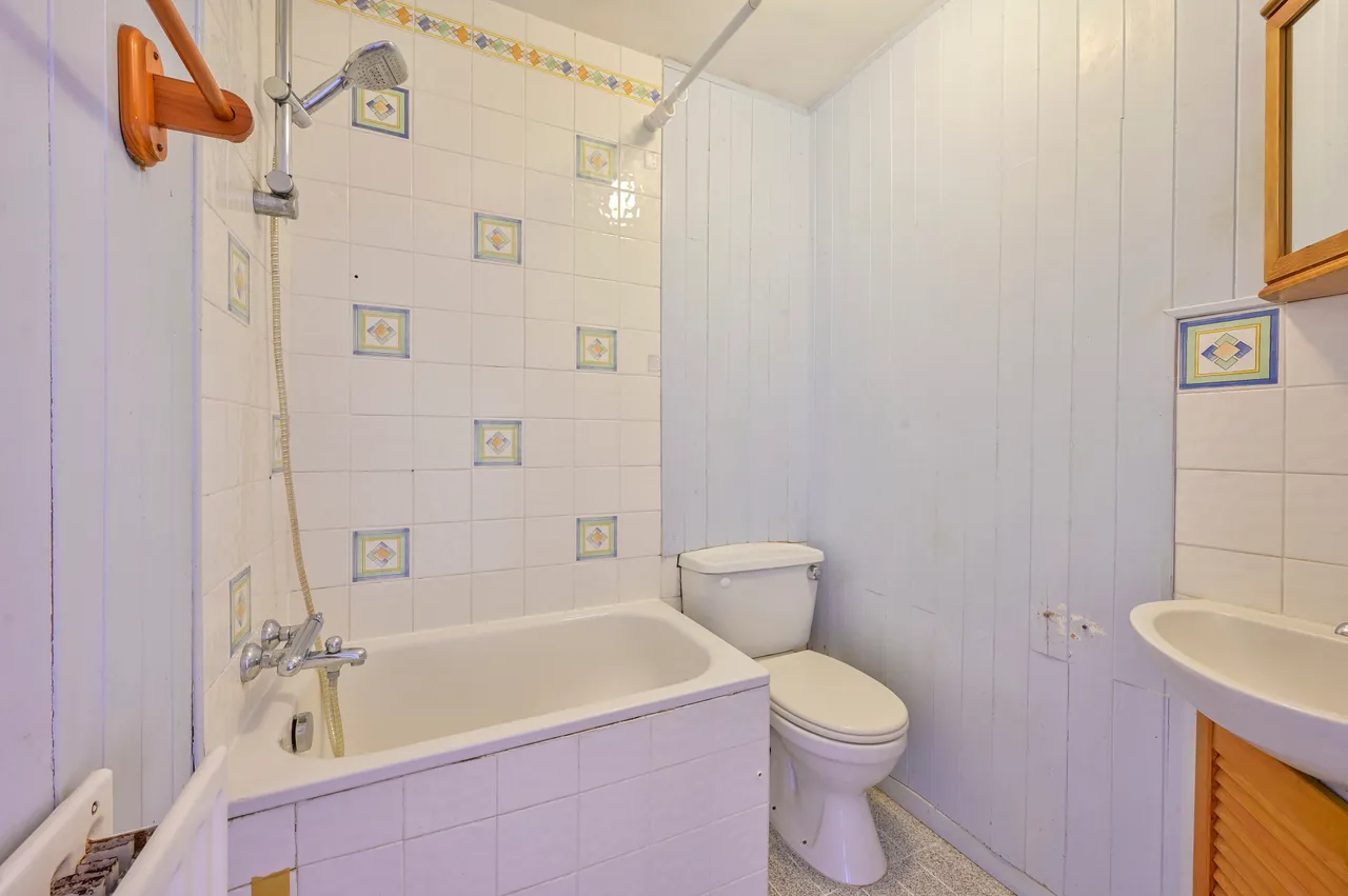 32 Hindhead Point, Wanborough Drive, London, photo 5