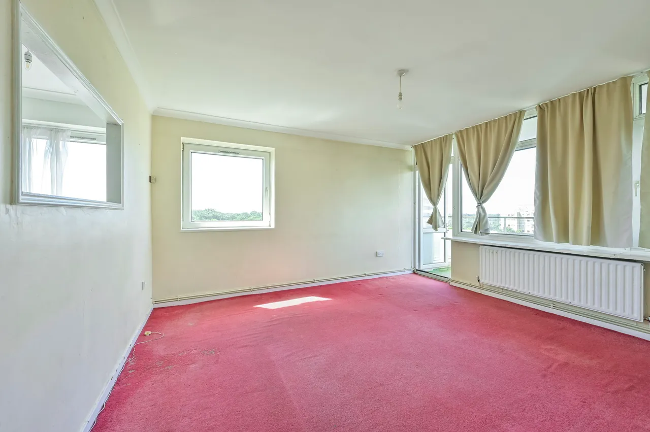 2 bed flat for sale — 32 Hindhead Point, Wanborough Drive, London