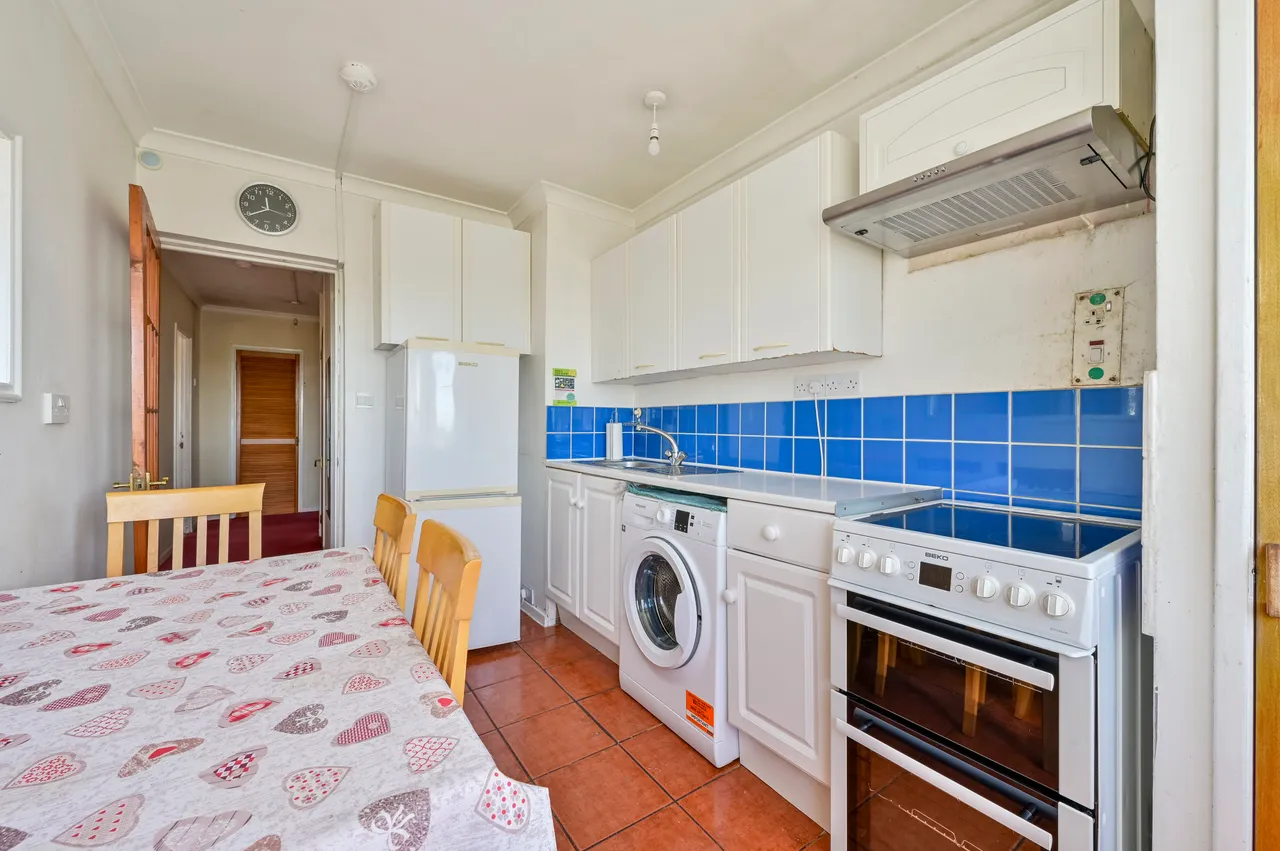 32 Hindhead Point, Wanborough Drive, London, photo 7