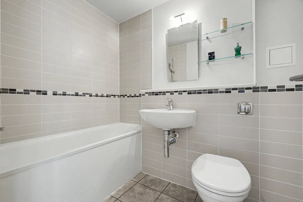 Crossfield Walk, Holborough Lakes, photo 17