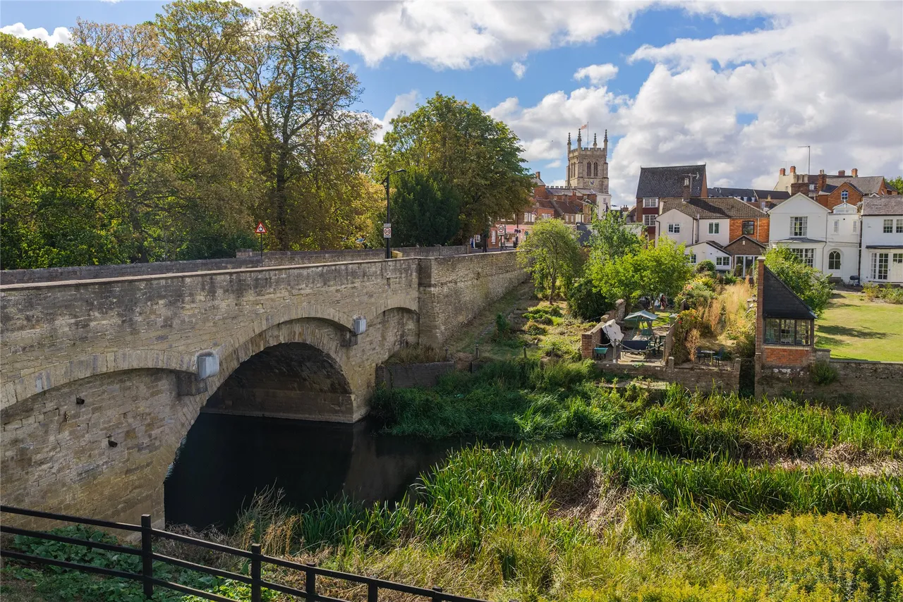 North Square, Newport Pagnell, MK16, photo 9